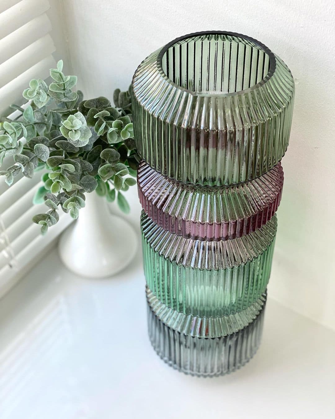 Стильная ваза с цветочным декором